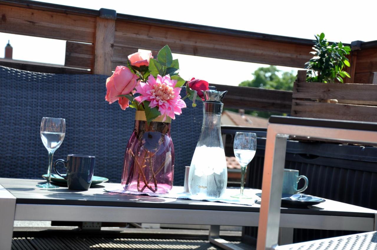 Gemutliche Dachwohnung Mit Kleiner Oder Grosser Dachterrasse Nebeneinander Wolmirstedt Exterior foto