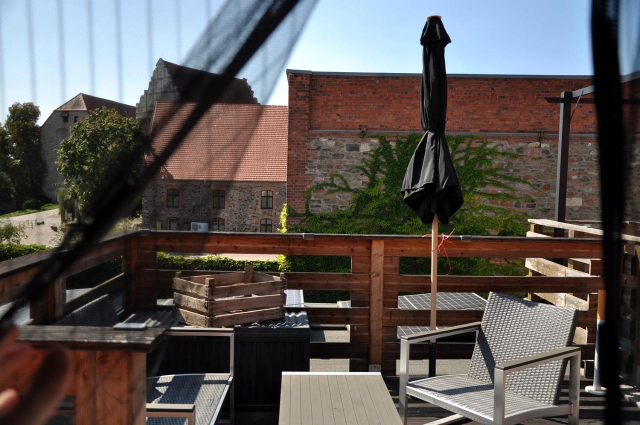 Gemutliche Dachwohnung Mit Kleiner Oder Grosser Dachterrasse Nebeneinander Wolmirstedt Exterior foto